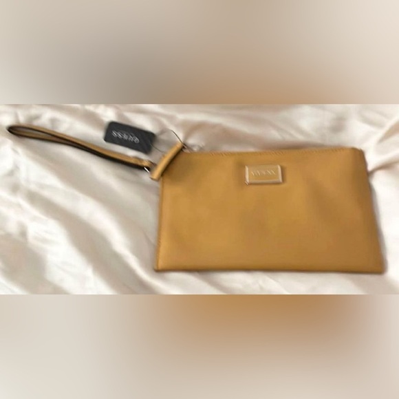Guess wristlet with logo on the front - Picture 7 of 7